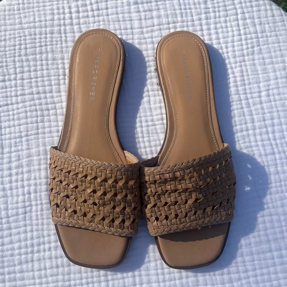 MARC FISHER Woven Tan JEREMY Spike Sandals Slides Size 6.5 - Picture 3 of 7